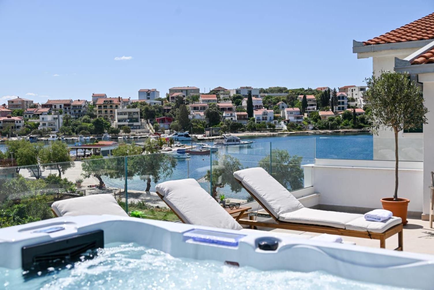 Villa Rozana - Beachfront Wellness Retreat Seget Vranjica Exterior foto